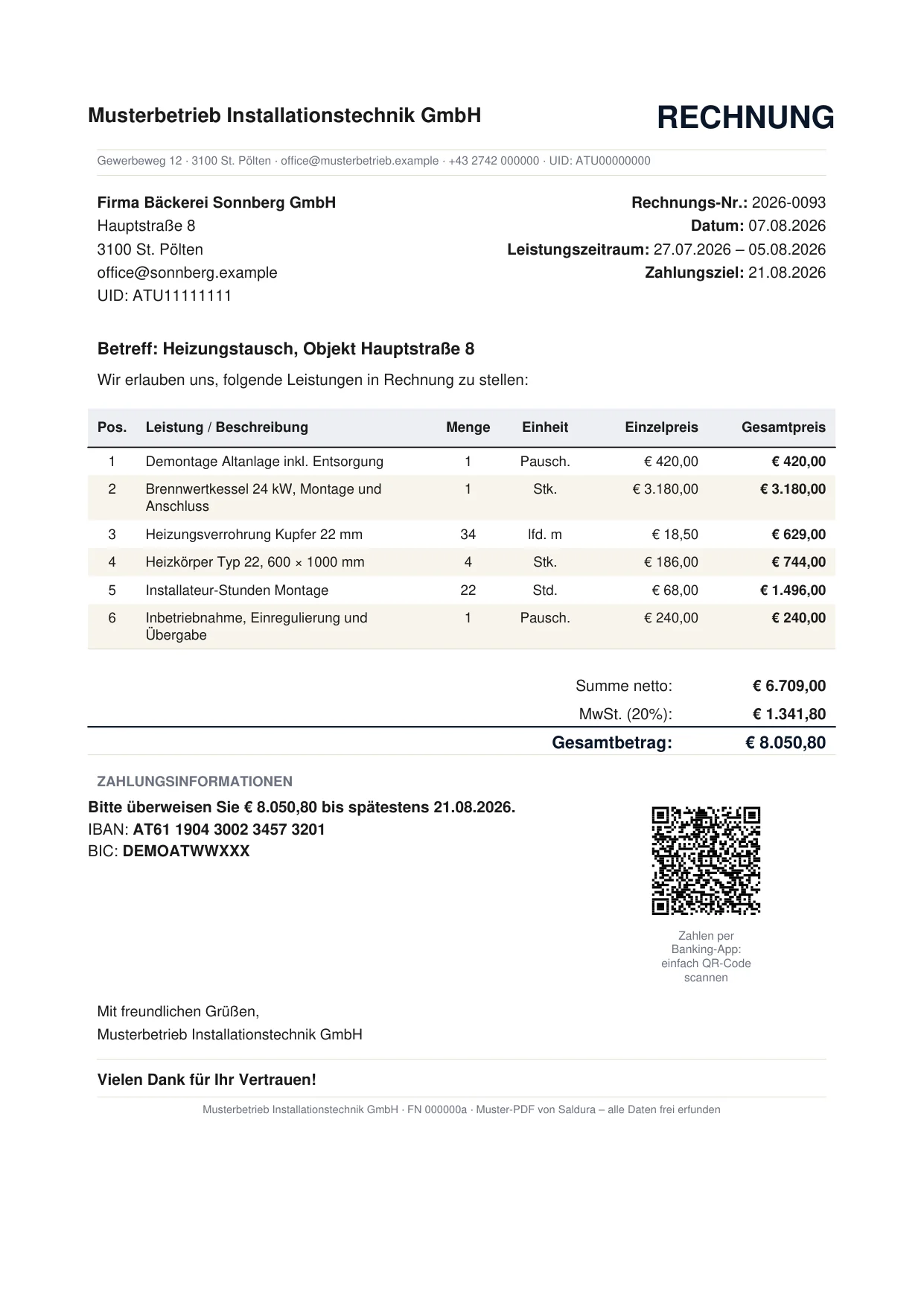 Erste Seite der Muster-Rechnung aus Saldura: Kopf mit Firmenname und Rechnungsnummer, Positionstabelle mit sechs Zeilen, Summenblock mit Netto, Mehrwertsteuer und Gesamtbetrag sowie Zahlungsinformationen mit IBAN und QR-Code.