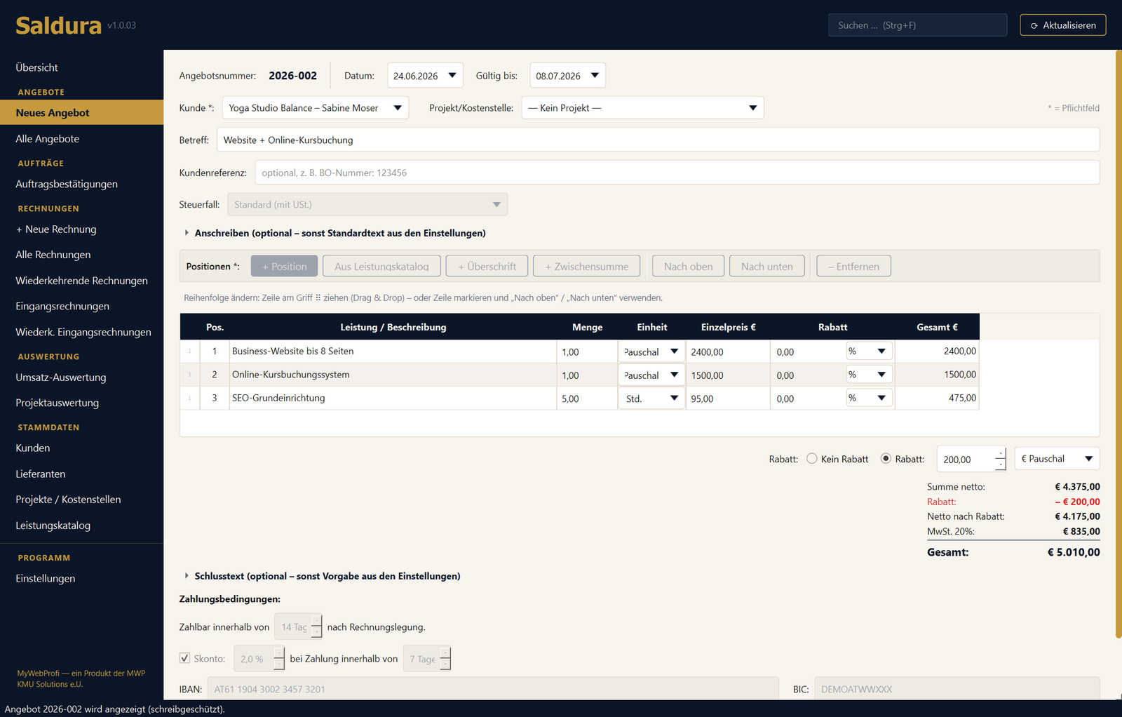 Angebots-Erfassung in Saldura: Kopffelder für Angebotsnummer, Datum, Gültig bis, Kunde, Projekt, Betreff und Steuerfall, darunter die Positionstabelle mit Menge, Einheit, Einzelpreis und Rabatt je Zeile sowie die automatisch berechneten Summen Netto, Rabatt, Mehrwertsteuer und Gesamtbetrag. Unten Zahlungsbedingungen mit Zahlungsziel, Skonto und IBAN.